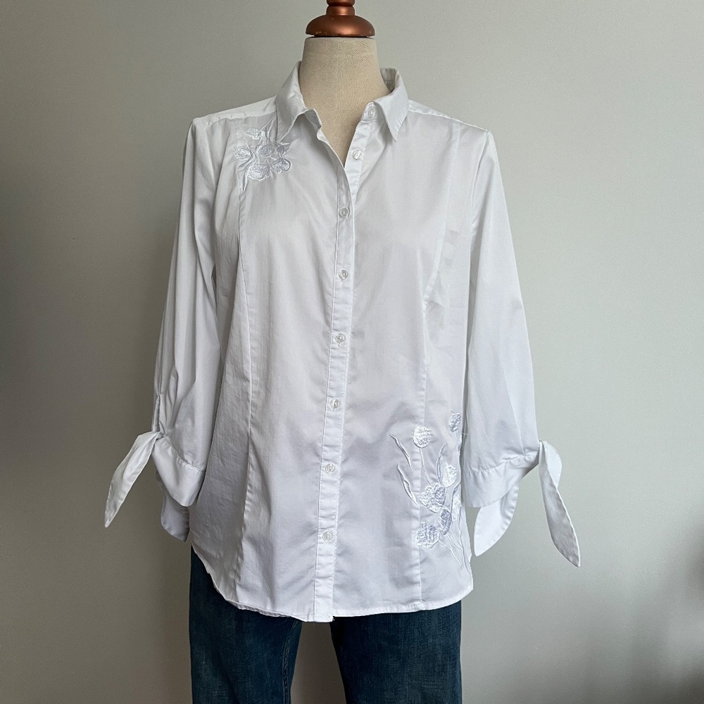 Laura - White Blouse with Embroidered Flower
